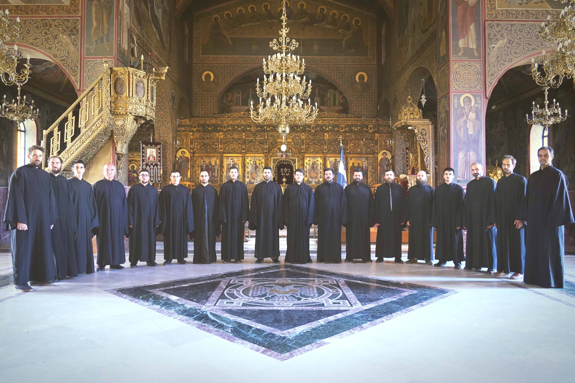 Η χορωδία Εν ψαλτηρίω στον σολέα ιεού ναού